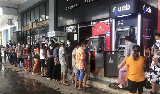 当地时间2021年4月29日，缅甸仰光，民众在自动取款机附近等待取款。缅甸军政府宣布，从5月3日开始，民众可以开设无限制现金提取的新银行账户，但对现有银行账户的限制将保持不变。